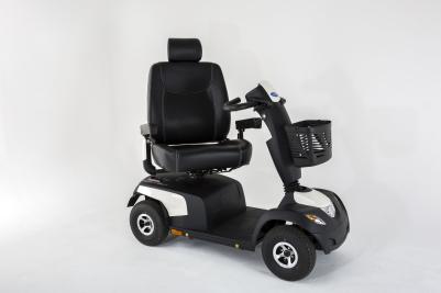 Hvit Comet Ultra elektrisk scooter fra Invacare - rotert sete